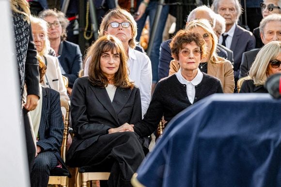 Dans un contexte où son mari faisait face à la maladie, elle a expliqué : "Durant sa maladie, je n'étais pas seule. Du début à la fin, sa fille, Emmanuelle, a été présente".

Emmanuelle Bach, Nicole Avril, la fille et la veuve de Jean-Pierre Elkabbach, Claude Chirac - Obsèques du journaliste Jean-Pierre Elkabbach au cimetière du Montparnasse dans le 14ème arrondissement de Paris, France, le 6 octobre 2023. © Pierre Perusseau/Bestimage