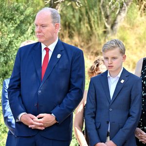 En légende de cette vidéo, on apprend d'ailleurs la nouvelle marque distinctive du jeune Prince Jacques : "Un déplacement princier marqué par la remise symbolique des clés de la cité au Prince Jacques, Marquis des Baux."

Le prince Albert II de Monaco, la princesse Charlène de Monaco, le prince Jacques de Monaco, marquis des Baux et la princesse Gabriella de Monaco lors de leur visite officielle aux Baux-de-Provence, France, le 5 septembre 2026. © Bruno Bebert/Bestimage