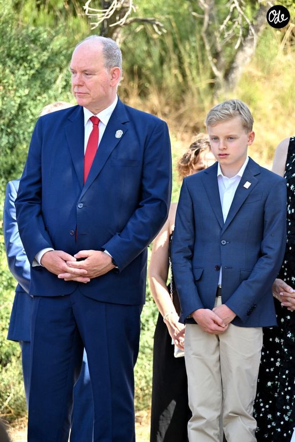 En légende de cette vidéo, on apprend d'ailleurs la nouvelle marque distinctive du jeune Prince Jacques : "Un déplacement princier marqué par la remise symbolique des clés de la cité au Prince Jacques, Marquis des Baux."

Le prince Albert II de Monaco, la princesse Charlène de Monaco, le prince Jacques de Monaco, marquis des Baux et la princesse Gabriella de Monaco lors de leur visite officielle aux Baux-de-Provence, France, le 5 septembre 2026. © Bruno Bebert/Bestimage
