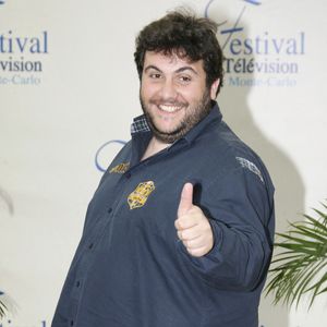 Laurent Ournac, de la série télévisée « Camping Paradis », pose pour les photographes lors du 48e Festival de télévision de Monte-Carlo, qui s'est tenu au Forum Grimaldi à Monaco le 12 juin 2008. Photo de Marco Piovanotto/ABACAPRESS.COM