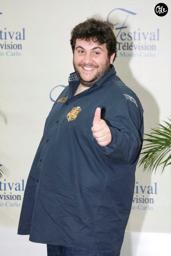 Laurent Ournac, de la série télévisée « Camping Paradis », pose pour les photographes lors du 48e Festival de télévision de Monte-Carlo, qui s'est tenu au Forum Grimaldi à Monaco le 12 juin 2008. Photo de Marco Piovanotto/ABACAPRESS.COM
