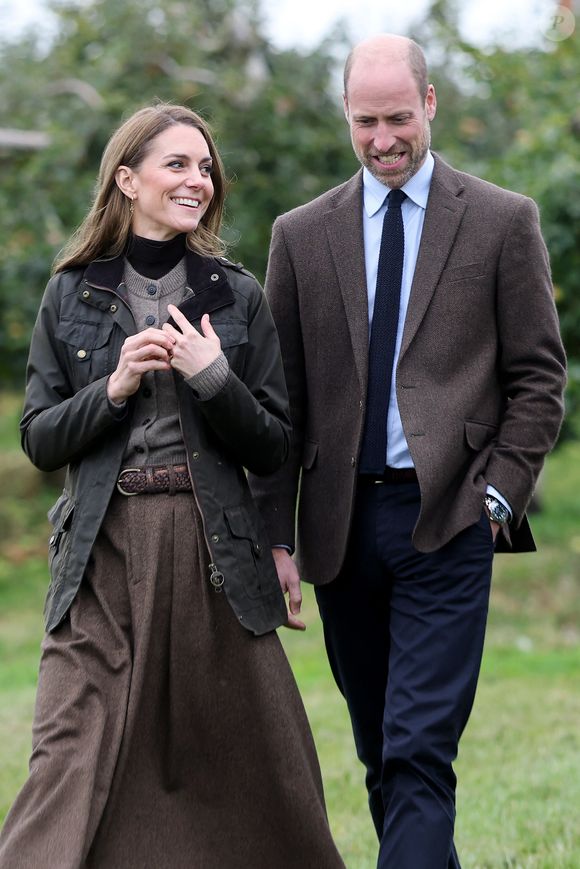 Catherine, princesse de Galles et le prince William, prince de Galles (Le prince William, prince de Galles, et Catherine (Kate) Middleton, princesse de Galles) visitent les vergers de Long Meadow lors d'une visite à Long Meadow Cider le 14 octobre 2025 à Craigavon, en Irlande du Nord. Long Meadow appartient à la famille McKeever depuis trois générations et cultive des pommes de première qualité depuis 1968. Le prince et la princesse de Galles visitent des organisations qui offrent des possibilités de création et d'entreprise aux jeunes des zones rurales d'Irlande du Nord. © GoffPhotos/Pool/Bestimage