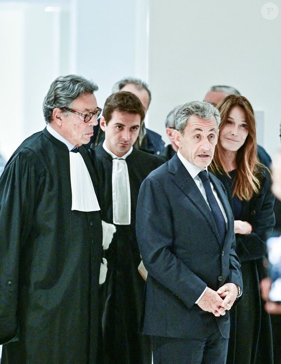 Maître Jean-Michel Darrois, un des avocats de l'ancien chef d'Etat, Nicolas Sarkozy et sa femme Carla Bruni - Nicolas Sarkozy condamné à 5 ans de prison à l'issue du procès de l'affaire du financement libyen au tribunal correctionnel de Paris, le 25 septembre 2025. L'ancien chef de l'Etat était accompagné de sa femme, C.Bruni. Nicolas Sarkozy, jugé coupable d’association de malfaiteurs, sera prochainement convoqué en vue de lui signifier la date de son incarcération. 
© Christian Liewig / Bestimage
