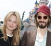 « J'ai reçu une pile de lettres d'insultes de voisins parce que j'avais oublié de les prévenir », a confié Niels Schneider.
Exclusif - Virginie Efira et son compagnon Niels Schneider au lancement du Disney Music Festival à Disneyland Paris le 26 avril 2025. © Coadic Guirec / Bestimage