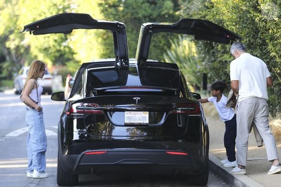 Los Angeles, CA - EXCLUSIF - Jessica Alba, portant un sac à main Valentino personnalisé, et son mari Cash Warren emmènent leurs enfants chez des amis pour une soirée pizza en famille samedi.