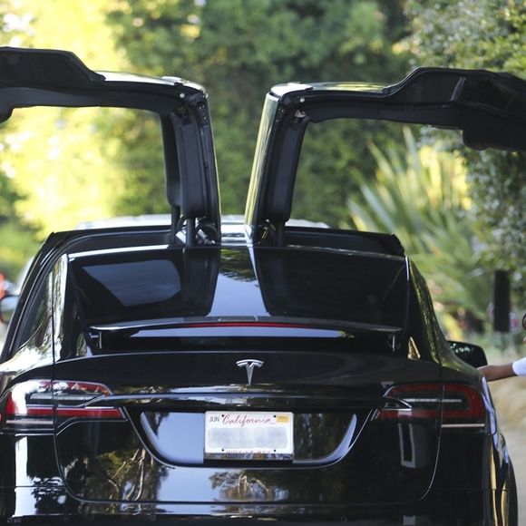 Los Angeles, CA - EXCLUSIF - Jessica Alba, portant un sac à main Valentino personnalisé, et son mari Cash Warren emmènent leurs enfants chez des amis pour une soirée pizza en famille samedi.