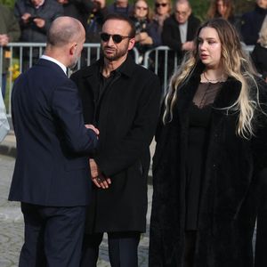 Michel Ferracci et Milla Savarese, la fille d'Emilie Dequenne quittant les funérailles de l'actrice belge Emilie Dequenne au crématorium du cimetière du Père Lachaise à Paris, France, le 26 mars 2025. Emilie Dequenne, qui avait remporté le prix de la meilleure actrice au Festival de Cannes en 1999 pour son premier rôle dans le film Rosetta des Dardenne, est décédée à l'âge de 43 ans des suites d'un cancer rare des glandes surrénales. Photo by Jerome Domine/ABACAPRESS.COM