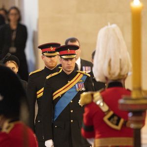 Le prince William, prince de Galles et le prince Harry, duc de Sussex - Veillée des petits-enfants de la reine Elizabeth II au Westminster Hall à Londres, Royaume Uni, le 17 septembre 2022. Mirrorpix / Bestimage