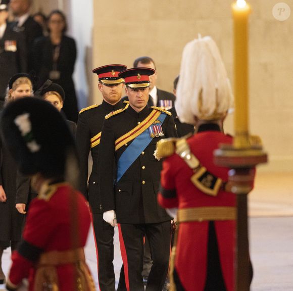 Le prince William, prince de Galles et le prince Harry, duc de Sussex - Veillée des petits-enfants de la reine Elizabeth II au Westminster Hall à Londres, Royaume Uni, le 17 septembre 2022. Mirrorpix / Bestimage