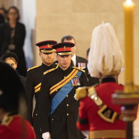 Le prince William, prince de Galles et le prince Harry, duc de Sussex - Veillée des petits-enfants de la reine Elizabeth II au Westminster Hall à Londres, Royaume Uni, le 17 septembre 2022. Mirrorpix / Bestimage