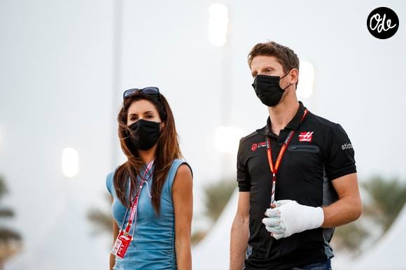 Romain Grosjean, blessé aux mains, et sa femme Marion arrivent au Grand Prix de Sakhir le 6 décembre 2020. 
© Dppi / Panoramic / Bestimage