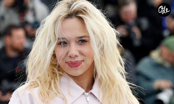 Si Kim Higelin est aux anges, elle n'est pas la seule à être tombée sous le charme de Boum. 

Kim Higelin au photocall du film "Sanguine" (Séance de Minuit) lors du 79ème Festival International du Film de Cannes (12 - 23 mai 2026), le 15 mai 2026. 
© Jacovides / Moreau / Bestimage