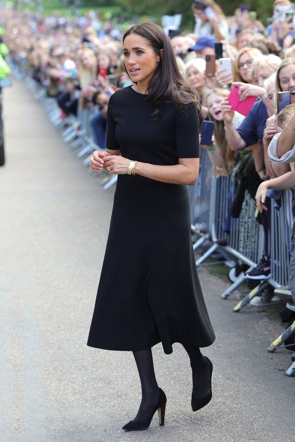 La duchesse de Sussex rencontre des membres du public au château de Windsor dans le Berkshire après le décès de la reine Elizabeth II jeudi. © Chris Jackson/PA Wire