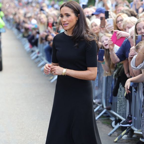La duchesse de Sussex rencontre des membres du public au château de Windsor dans le Berkshire après le décès de la reine Elizabeth II jeudi. © Chris Jackson/PA Wire