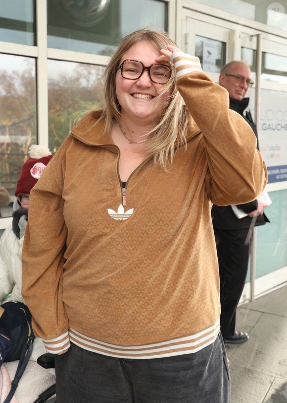 Elle remet les pendues à l'heure

Exclusif - Lola Dubini - Célébrités se rendent aux studios de Europe 1 à Paris le 19 Novembre 2025. © Agence / Bestimage