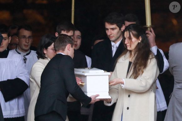 Les parents de Emile, Marie et Colomban portent le petit cercueil - Obsèques du petit Emile à la basilique Sainte-Marie-Madeleine de Saint-Maximin-la-Sainte-Baume dans le Var le 8 février 2025. © Franz Chavaroche / Bestimage