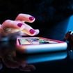 Votre téléphone vibre alors qu’il n’a pas reçu de notification ? La psychologie explique cette étrange sensation
