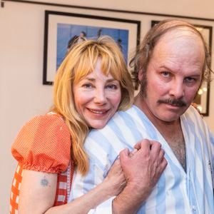 Très heureuse aux côtés de l'acteur et chanteur de 56 ans, la fille de Gérard Depardieu et Élisabeth confie : "Avant, je voulais plaire à tout le monde. Aujourd’hui, je considère que j’ai la chance d’être aimée par quelqu’un d’extraordinaire dont je ne me lasse pas"

Exclusif - Backstage - Julie Depardieu, Philippe Katerine - Philippe Katerine présente son nouvel album "Confessions" lors de son concert au Festival de Ramatuelle, le 1er août 2021.
© Cyril Bruneau / Festival de Ramatuelle / Bestimage