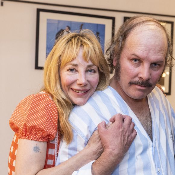 Très heureuse aux côtés de l'acteur et chanteur de 56 ans, la fille de Gérard Depardieu et Élisabeth confie : "Avant, je voulais plaire à tout le monde. Aujourd’hui, je considère que j’ai la chance d’être aimée par quelqu’un d’extraordinaire dont je ne me lasse pas"

Exclusif - Backstage - Julie Depardieu, Philippe Katerine - Philippe Katerine présente son nouvel album "Confessions" lors de son concert au Festival de Ramatuelle, le 1er août 2021.
© Cyril Bruneau / Festival de Ramatuelle / Bestimage