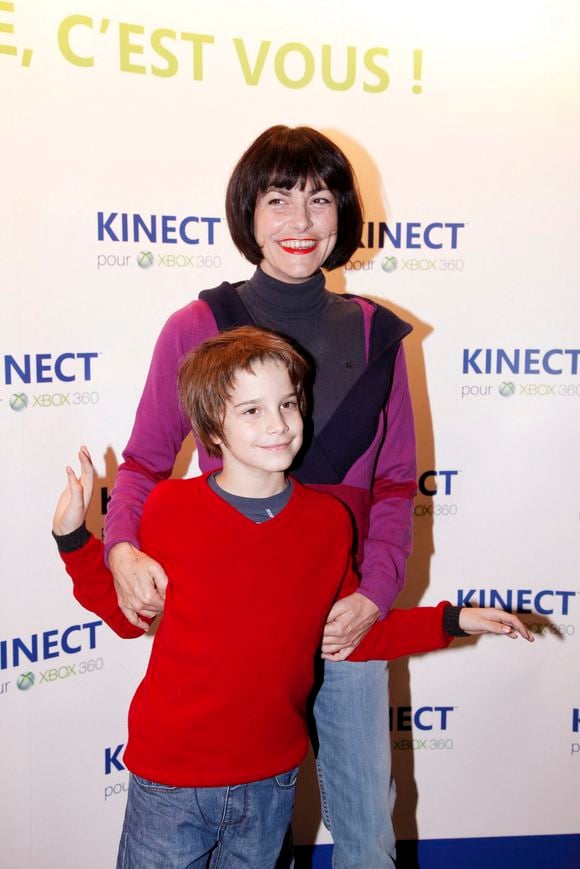 Diego était le fils de Lio et de Jean-Pierre, banquier et premier amour de la chanteuse, qu'elle avait épousé en 2005

Archives - Lio et son fils Diego lors de la soirée de lancement du périphérique "KINECT POUR XBOX 360" au VIP,  le 9 novembre 2010.

Photo : Christophe Aubert / Bestimage