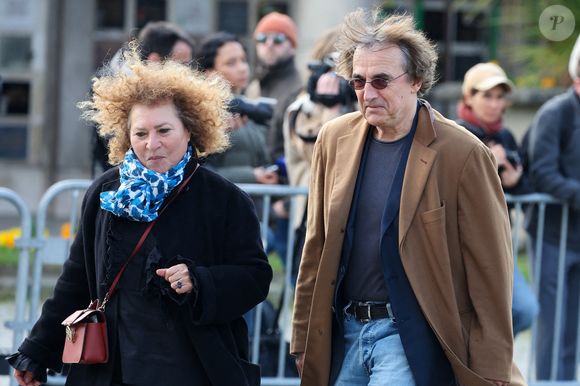 Jamila Ouzahir et Albert Dupontel aux arrivées des obsèques d'Emilie Dequenne au cimetière Père Lachaise à Paris, France, le 26 mars 2025. © Dominique Jacovides/Bestimage