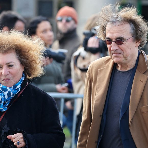 Jamila Ouzahir et Albert Dupontel aux arrivées des obsèques d'Emilie Dequenne au cimetière Père Lachaise à Paris, France, le 26 mars 2025. © Dominique Jacovides/Bestimage