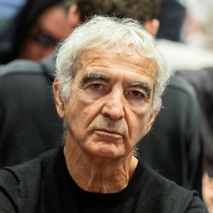Une présence régulière à l’antenne qui va se poursuivre, mais sous une nouvelle forme.

Raymond Domenech participe à l'événement « Winamax Poker Tour 2025-2026 » à l'hôtel Paris Marriott Rive Gauche, le 8 novembre 2025 à Paris, en France. Photo de Nasser Berzane/ABACAPRESS.COM