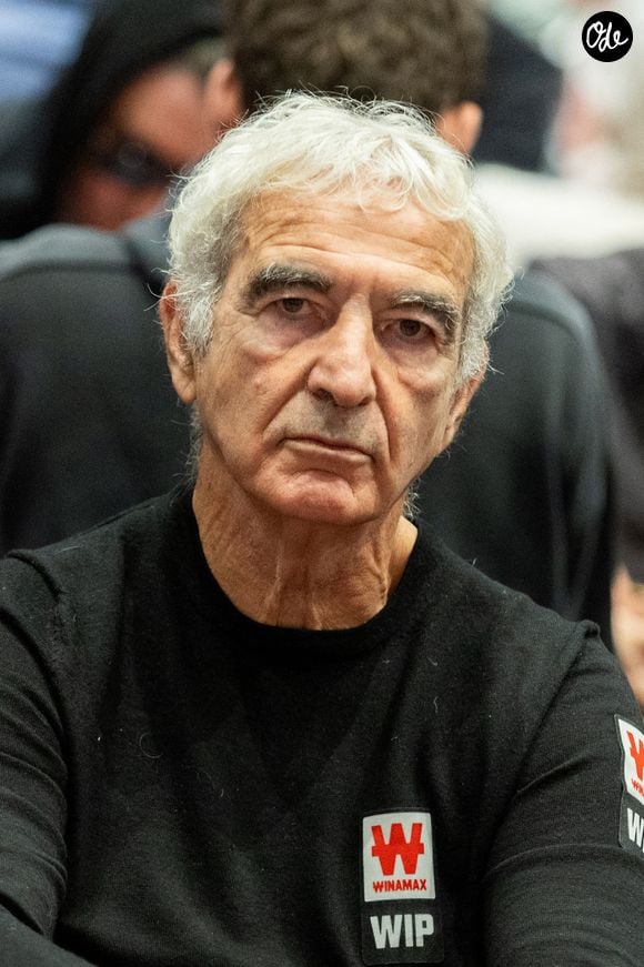 Une présence régulière à l’antenne qui va se poursuivre, mais sous une nouvelle forme.

Raymond Domenech participe à l'événement « Winamax Poker Tour 2025-2026 » à l'hôtel Paris Marriott Rive Gauche, le 8 novembre 2025 à Paris, en France. Photo de Nasser Berzane/ABACAPRESS.COM