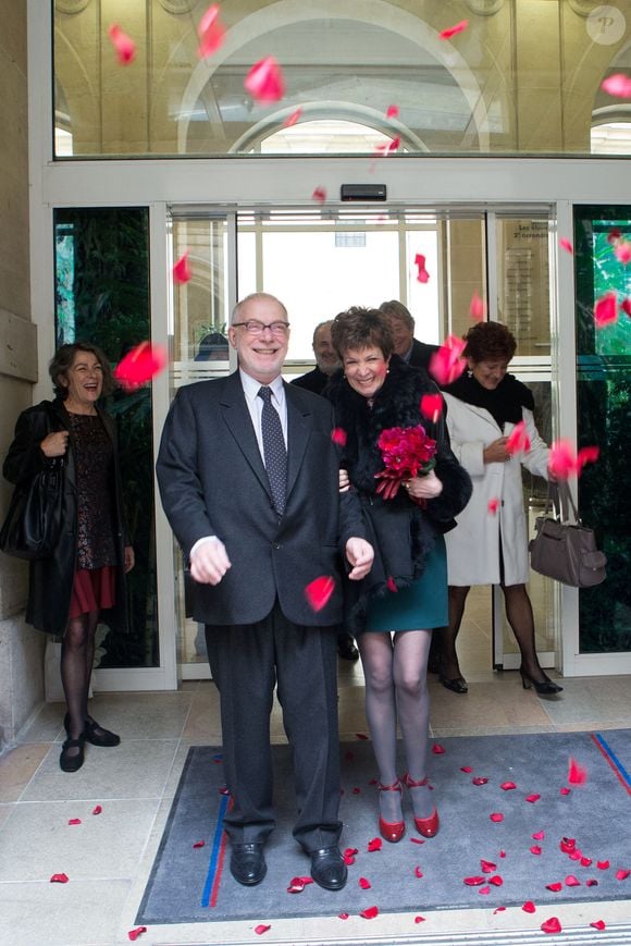 "Je n'étais pas seul et ses filles (Gabrielle née en 1986, et Pia née en 1990, ndlr) ne voulaient pas non plus", explique-t-il. 

Exclusif - Catherine Laborde et son mari Thomas Stern - Catherine Laborde a épouse son compagnon de longue date Thomas Stern, publicitaire, samedi 9 novembre 2013 a la mairie du 2e arrondissement de Paris, en presence de ses amis les plus proches.