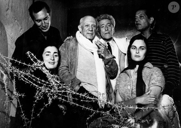 Archives - Le peintre Pablo Ruiz Picasso, Jean Cocteau, le torrero Luis Miguel Dominguín, Serge Lifar , Jacqueline et Lucía Bosé à Circa dans les années 70.