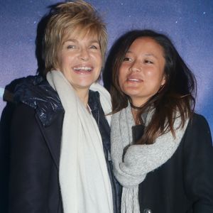 aux côtés de Nyima, le jeune homme qu'elle a officiellement adopté.

Véronique Jannot et sa fille Migmar au photocall du spectacle "Bô, le voyage musical" au théâtre du 13ème Art à Paris, le 8 mars 2018.
© CVS/Bestimage