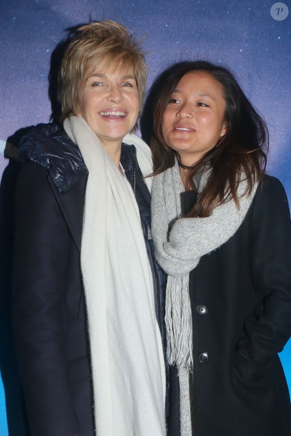aux côtés de Nyima, le jeune homme qu'elle a officiellement adopté.

Véronique Jannot et sa fille Migmar au photocall du spectacle "Bô, le voyage musical" au théâtre du 13ème Art à Paris, le 8 mars 2018.
© CVS/Bestimage