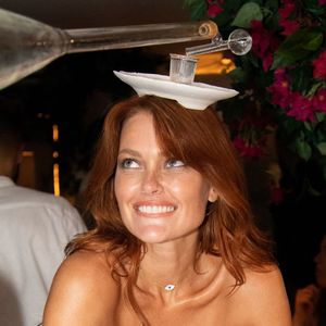 L’influenceuse a encouragé ceux qui traversent des épreuves à croire en des jours meilleurs.
Caroline Receveur dîne au restaurant "Gioia" avant de faire la fête au VIP Room à Saint-Tropez le 28 juillet 2022.
© Hippolyte Hamonet/Bestimage