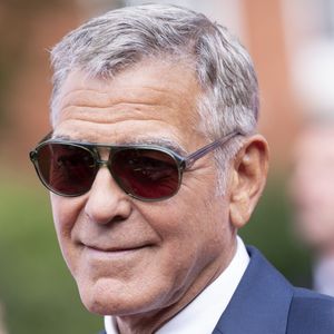 George Clooney avait opté pour un élégant costume bleu marine plus sobre.
George Clooney assiste à A King's Trust Celebration, une soirée spéciale au Royal Albert Hall célébrant le 50e anniversaire du King's Trust. Photo par GOFF / BESTIMAGE