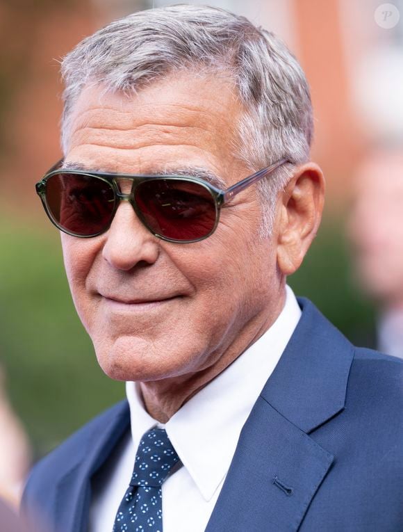 George Clooney avait opté pour un élégant costume bleu marine plus sobre.

George Clooney assiste à A King's Trust Celebration, une soirée spéciale au Royal Albert Hall célébrant le 50e anniversaire du King's Trust. Photo par GOFF  / BESTIMAGE