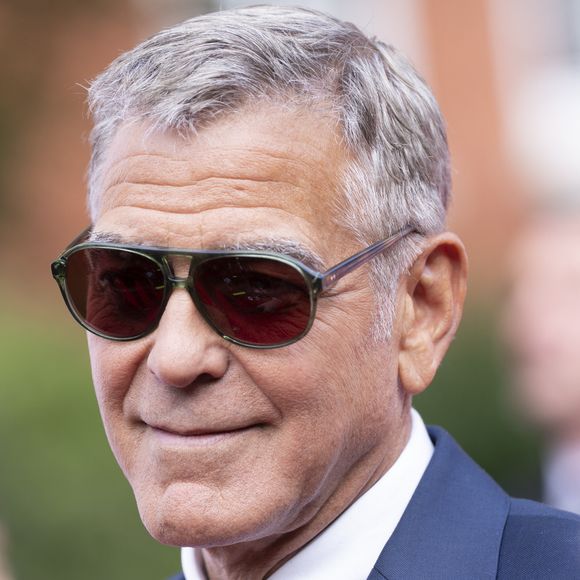George Clooney avait opté pour un élégant costume bleu marine plus sobre.

George Clooney assiste à A King's Trust Celebration, une soirée spéciale au Royal Albert Hall célébrant le 50e anniversaire du King's Trust. Photo par GOFF  / BESTIMAGE