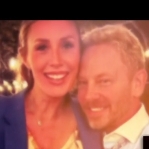 On s'est rencontré comme beaucoup de gens se rencontrent aujourd'hui. C'est-à-dire sur une appli de rencontres.

Ian Ziering et sa compagne dans Danse avec les stars, capture d'écran TF1