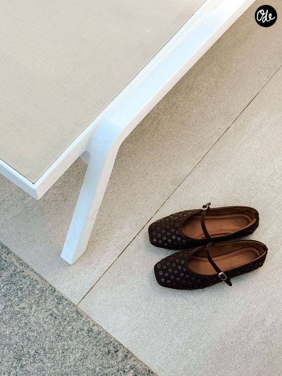 Découvrez les plus belles idées de tenues pour continuer d'arborer vos ballerines avec style.