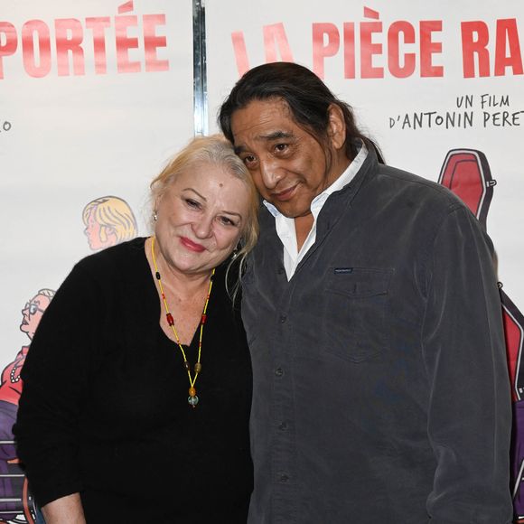 Josiane Balasko et son mari George Aguilar à la première du film "La Pièce Rapportée" au cinéma UGC Ciné Cité Les Halles à Paris, le 30 novembre 2021.
© Guirec Coadic/Bestimage