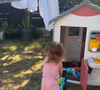 Déménager ! Laure va passer deux semaines sans ses filles, un temps dont elle compte profiter pour leur offrir le meilleur

Rose dans le jardin de sa mère avant de partir avec son papa