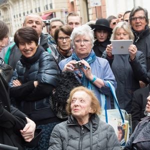 Charlotte Gainsbourg et ses tantes Jacqueline Gainsbourg et Liliane Gainsbourg (soeurs de Serge Gainsbourg) - Cérémonie d'inauguration de la plaque commémorative en l'honneur de Serge Gainsbourg, au 11 bis Rue Chaptal (où le chanteur passa une partie de son enfance), à Paris. Le 10 Mars 2016. © Bestimage