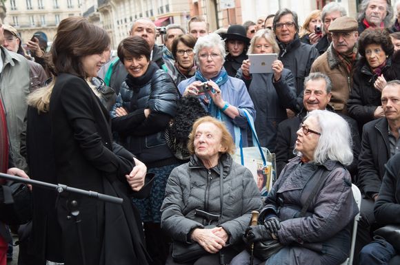 Charlotte Gainsbourg et ses tantes Jacqueline Gainsbourg et Liliane Gainsbourg (soeurs de Serge Gainsbourg) - Cérémonie d'inauguration de la plaque commémorative en l'honneur de Serge Gainsbourg, au 11 bis Rue Chaptal (où le chanteur passa une partie de son enfance), à Paris. Le 10 Mars 2016. © Bestimage