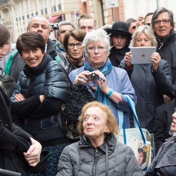 Charlotte Gainsbourg et ses tantes Jacqueline Gainsbourg et Liliane Gainsbourg (soeurs de Serge Gainsbourg) - Cérémonie d'inauguration de la plaque commémorative en l'honneur de Serge Gainsbourg, au 11 bis Rue Chaptal (où le chanteur passa une partie de son enfance), à Paris. Le 10 Mars 2016. © Bestimage