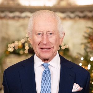 Ce 28 septembre 2025, un proche du roi a déclaré que ce dernier écartait deux figures pour Noël.

Le roi Charles III d'Angleterre enregistre son message de voeux de Noël pour la télévision dans la chapelle Fitzrovia à Londres, le 24 décembre 2024. 

Photo : Alpha Agency / Bestimage