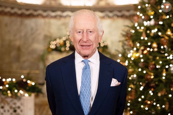 Ce 28 septembre 2025, un proche du roi a déclaré que ce dernier écartait deux figures pour Noël.

Le roi Charles III d'Angleterre enregistre son message de voeux de Noël pour la télévision dans la chapelle Fitzrovia à Londres, le 24 décembre 2024. 

Photo : Alpha Agency / Bestimage