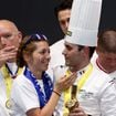 Le chef Paul Marcon, embrassant sa compagne Noémie, décroche le Bocuse d’Or 30 ans après son père