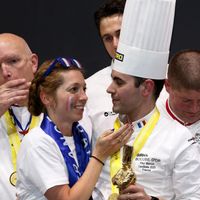 Le chef Paul Marcon, embrassant sa compagne Noémie, décroche le Bocuse d’Or 30 ans après son père