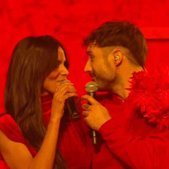 Tout en rouge, ils ont ainsi dansé sur le titre Sarà perché ti amo du groupe italien Ricchi e Poveri. Les Enfoirés 2025, TF1, 7 mars 2025