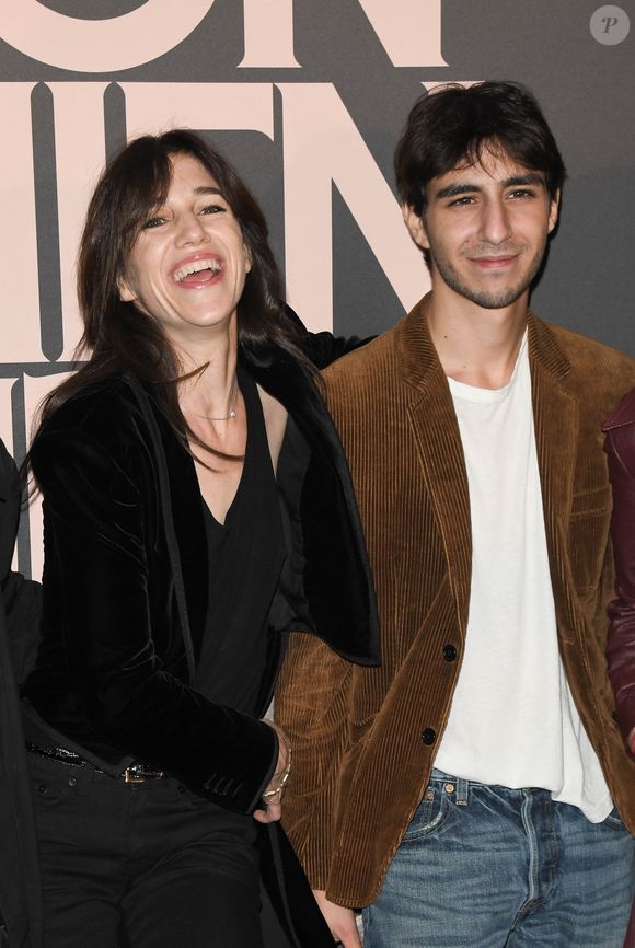 Ben Attal sa mère Charlotte Gainsbourg - Avant-première du film "Mon chien stupide" au cinéma UGC Normandie à Paris. © Coadic Guirec/Bestimage