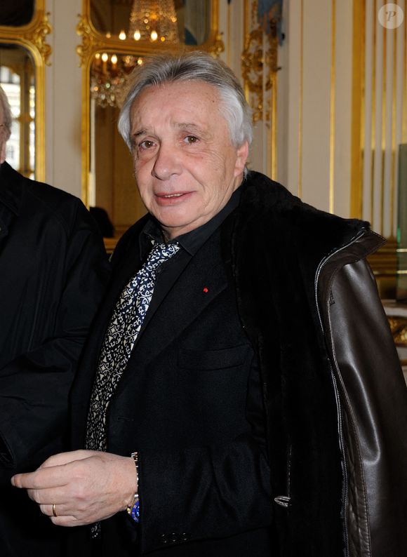 Il a taquiné l'élu, en pleine campagne électorale

Michel Sardou assiste à la remise des prix à Jean-Marie Perier et Jean-Paul Goude par le ministre français de la Culture Frédéric Mitterrand lors d'une cérémonie qui s'est tenue au siège du ministère de la Culture, à Paris, France, le 8 février 2012. Photo by ABACAPRESS.COM